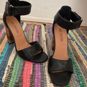 Leila Stone Samo Black Ankle Strap sz 9.5 w/4" wood heels Synthetic Snake Skin